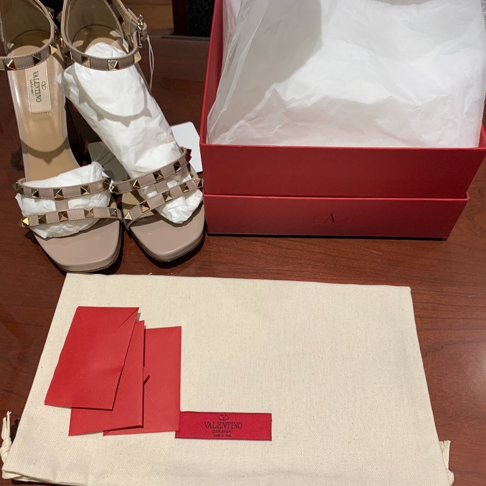 Brand New Valentino Rock Stud Sandal Poudre Size 8